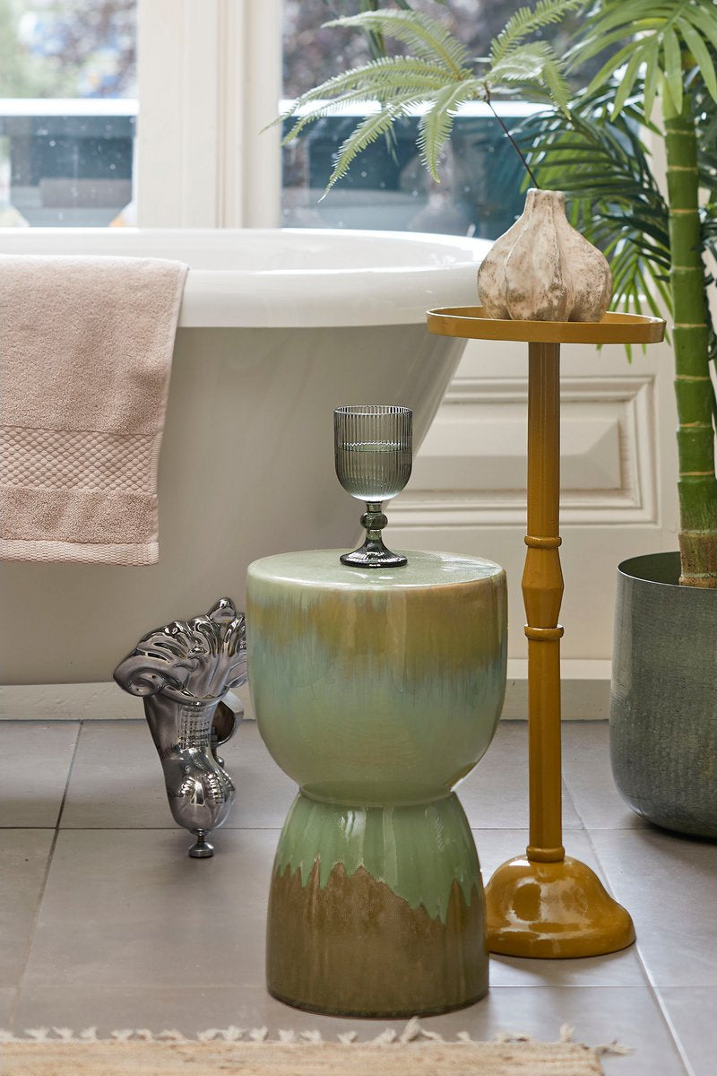 Styling van de Merlot geribbelde wijnglazen in grijze kleur van Mica Decorations