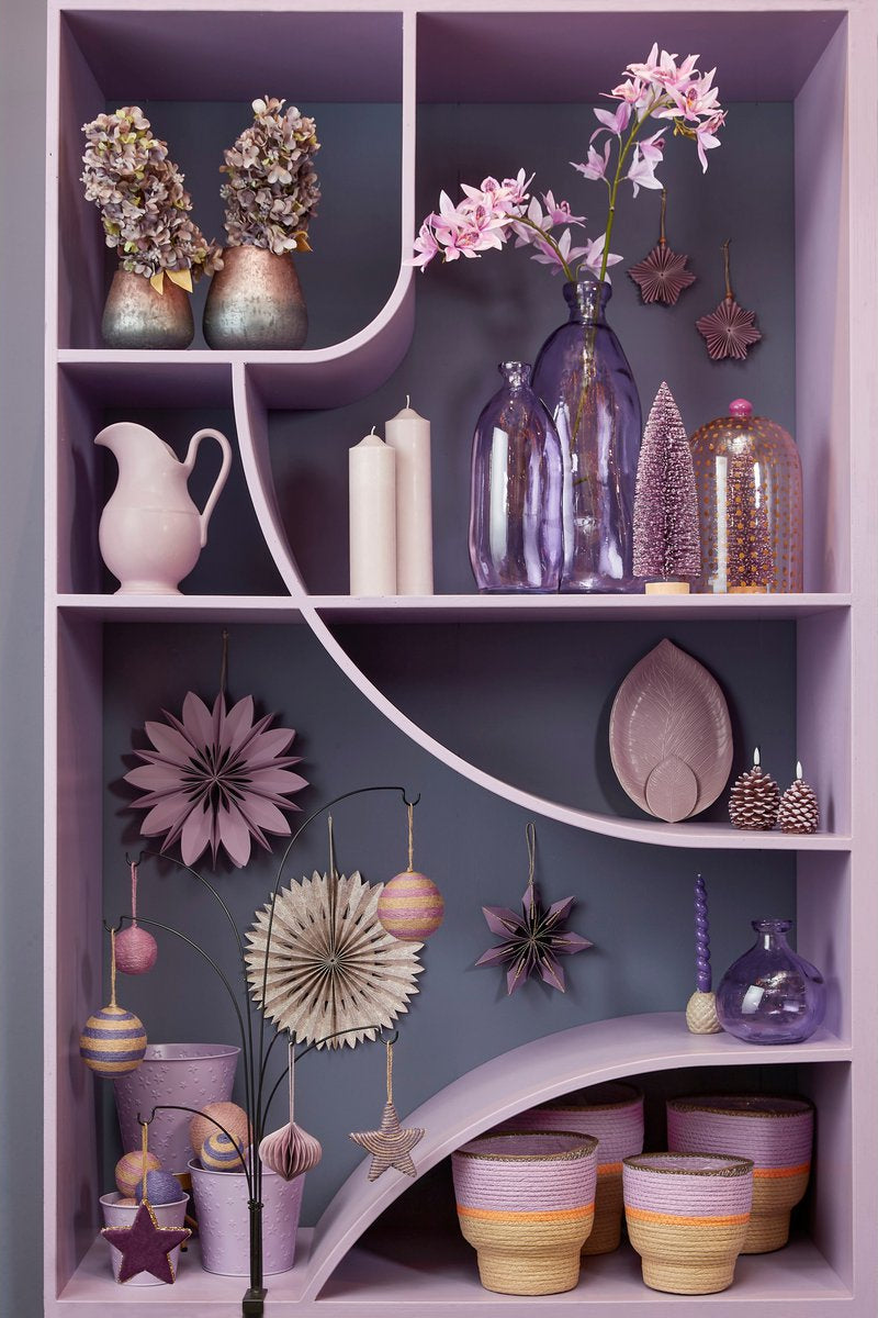Lila styling met de pinto vaas van Mica Decorations in een kast Interieurstyling