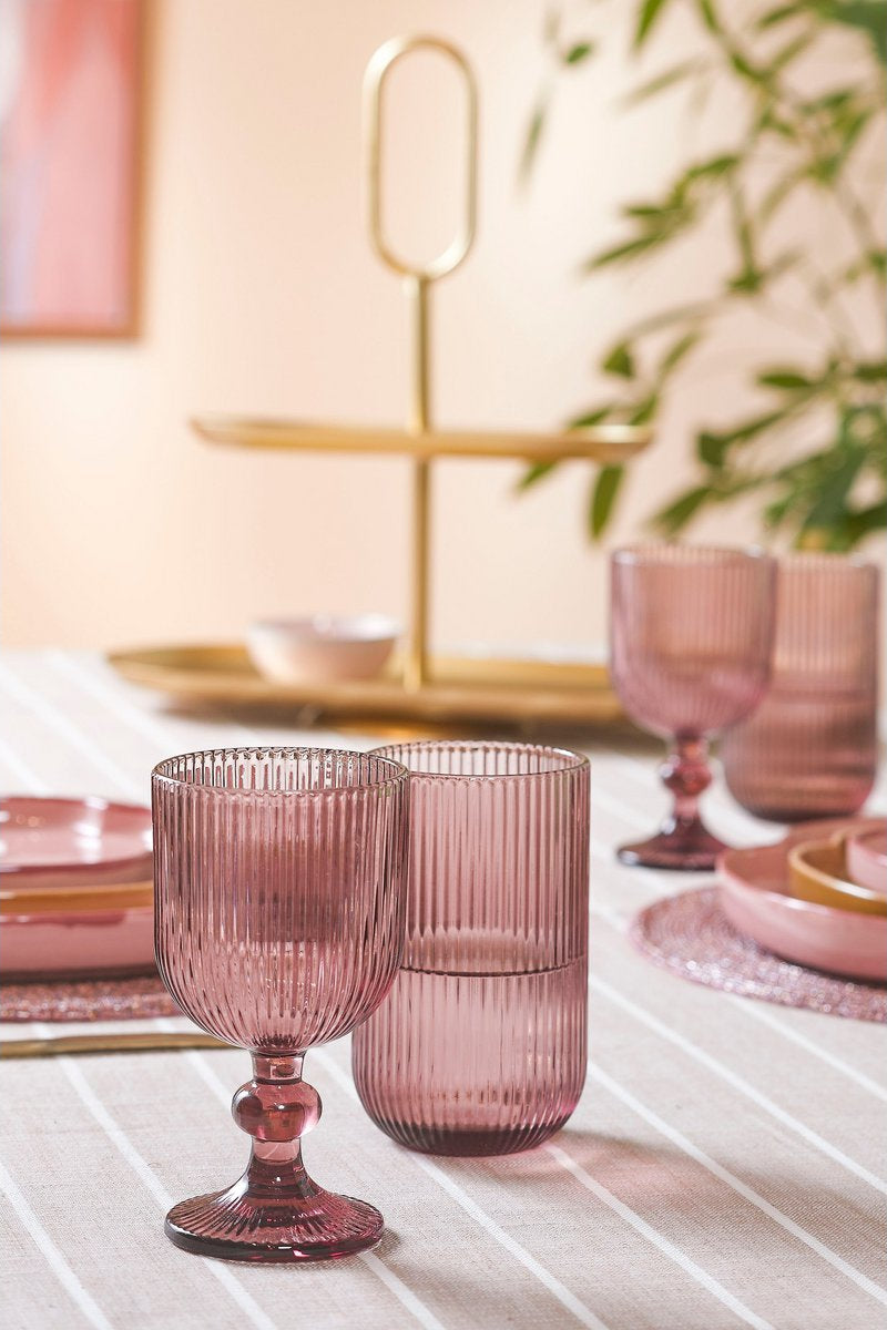 Styling van de Roze geribbelde Merlot drinkglazen en wijglazen van Mica Decorations