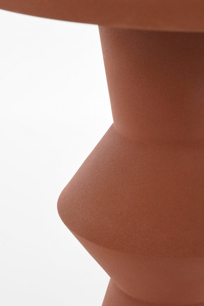Detailshot van de poot van bijzettafel in Terra kleur
