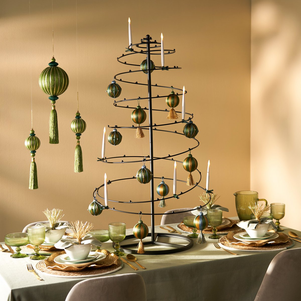 Styling van de geribbelde lichtgroene Merlot wijnglazen van Mica Decorations Tafelstyling