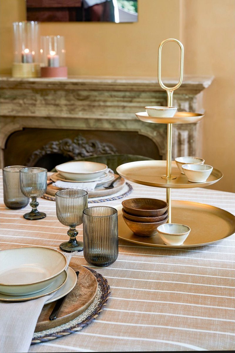 Styling van de geribbelde grijze Merlot drinkglazen van Mica Decorations Tafelstyling