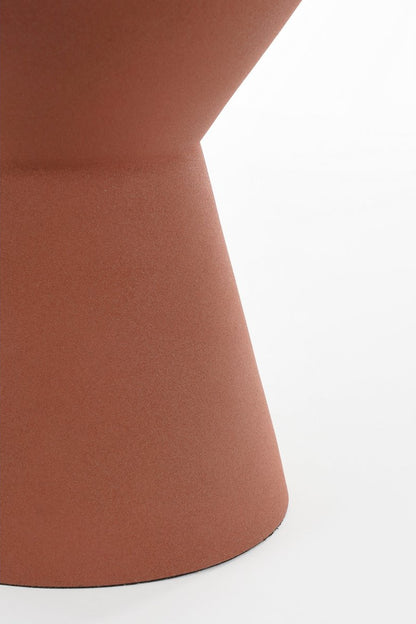 Detailshot van de poot van de bijzettafel in terra kleur