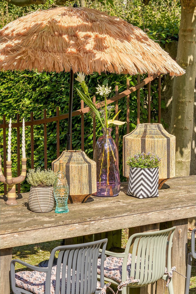 Buiten styling met de pinto vaas van Mica Decorations Interieurstyling