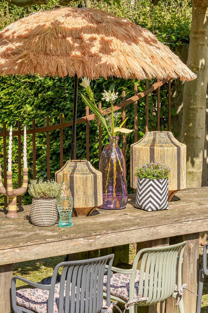 Buiten styling met de pinto vaas van Mica Decorations Interieurstyling