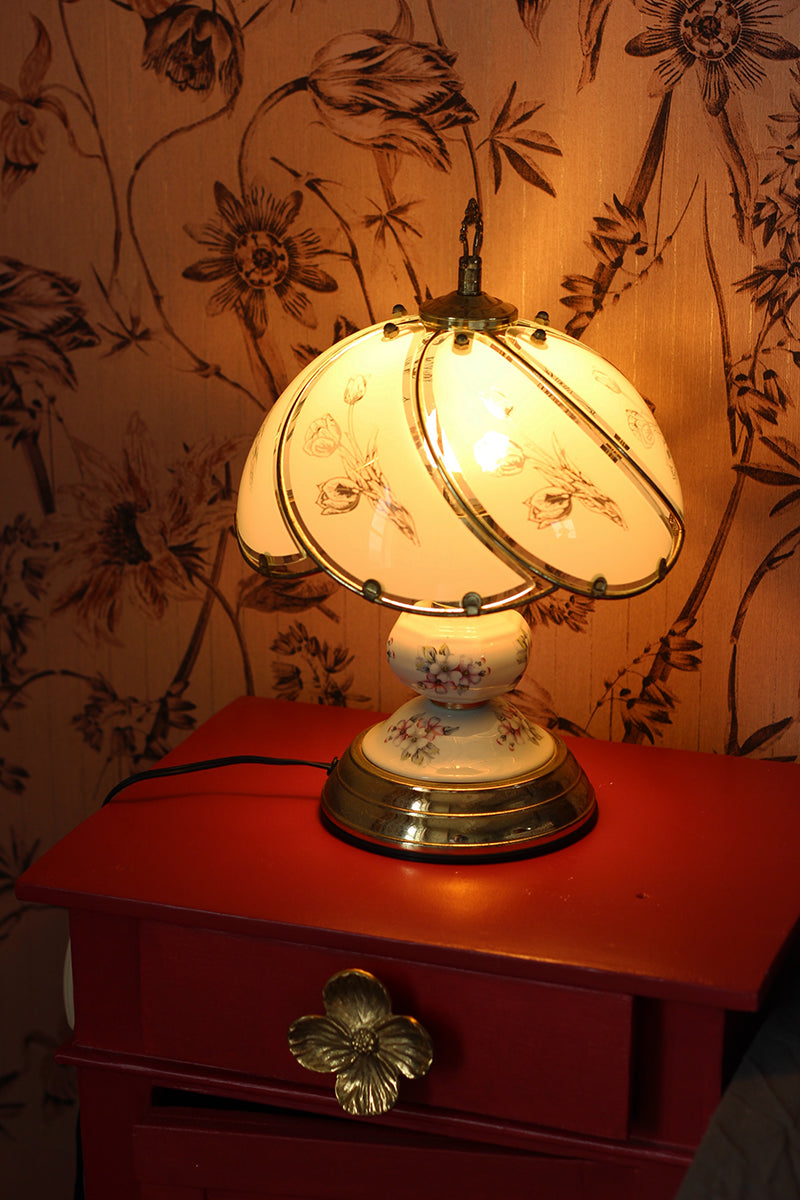 Vintage tafellamp met bloemen, gouden details en glas