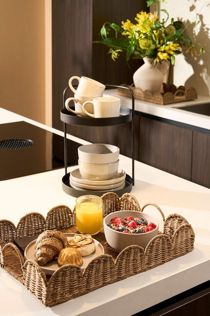 Styling van de rotan dienbladen van Mica Decorations met ontbijt